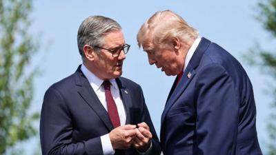 Keir Starmer (left) talks to Donal Trump (right)
