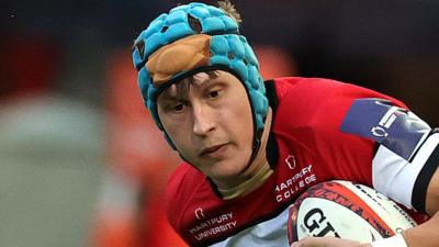 Josh Hathaway attacks for Gloucester