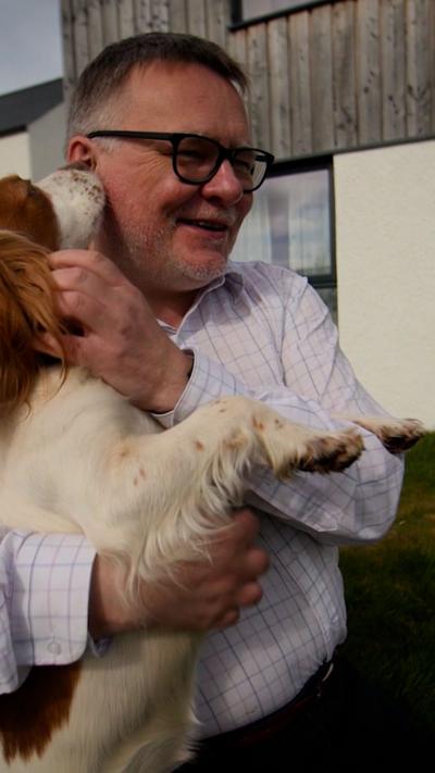 Alasdair MacLeòid agus cù.