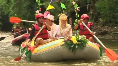 Couple sail on river to their wedding