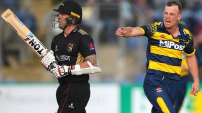 Glamorgan's Graham Wagg (r) celebrates after dismissing Leicestershire's Luke Ronchi (l)