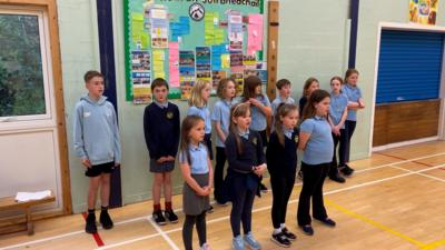 Còisir Bun-sgoil Shlèite agus iad ag ullachadh airson a' Mhòd Ionadail. 