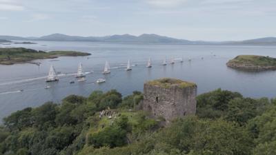 Rèis Clipper a’ fàgail an Òbain