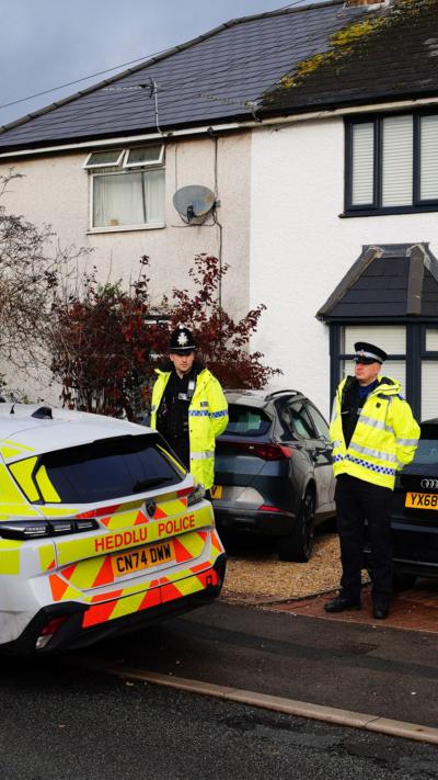 Heddlu tu allan i'r tŷ