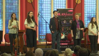 Luchd-ciùil òga air an àrd-ùrlar aig Blas
