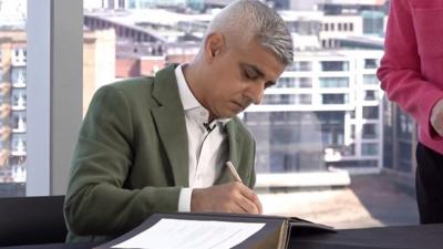 Sadiq Khan is sworn in as mayor of London