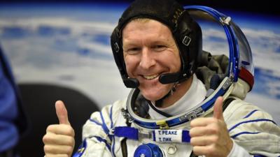 Tim Peake giving thumbs up