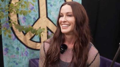 Alanis Morissette smiling 