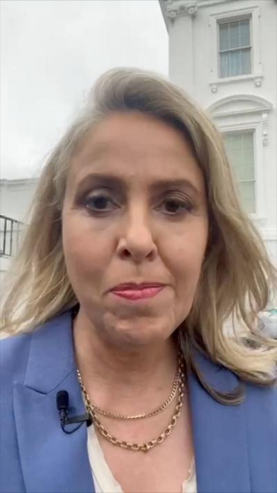 Sarah Smith talking to the camera in front of the White House