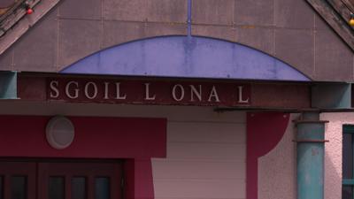 Doras aghaidh Sgoil Lionail