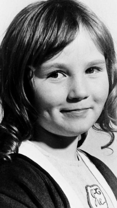 Black and white image of Julie Livingston who had wavy/curly shoulder length hair 