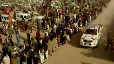 Racing car and crowds in Cholistan Desert