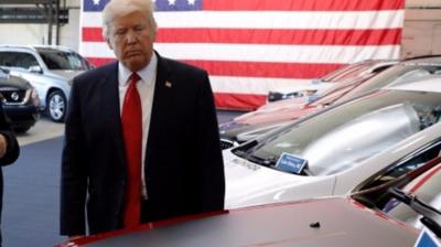 Trump looking at car