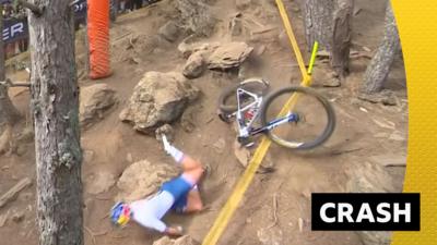 GB’s Evie Richards crashes