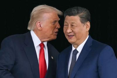 Donald Trump leaning in to speak into Xi Jinping's ear