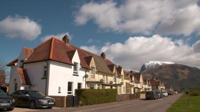 Taighean agus Beinn Nibheis