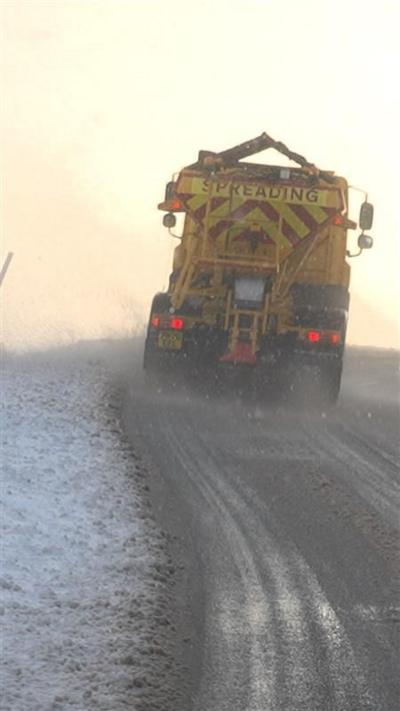 Làraidh a' clearadh rathad anns na Hearadh