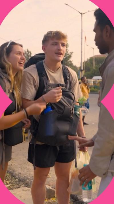 Race around the World contestants given a gift of food by Clinton