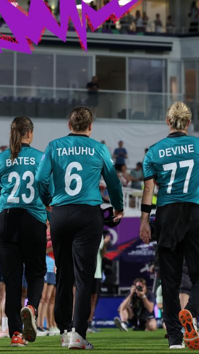 Sophie Devine, Suzie Bates and  Lea Tahuhu walking