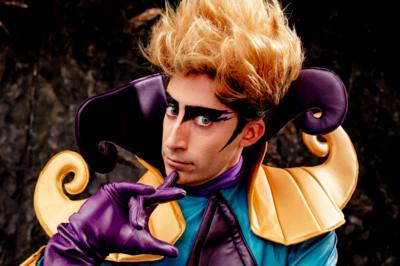 Dr-big-brain-from-the-new-cbbc-series-Horrible-Science-with-his-finger-on-his-chin