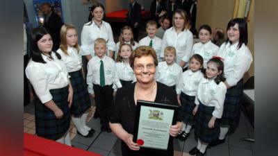 Chrissie NicEachainn is a' chòisir òg aice
