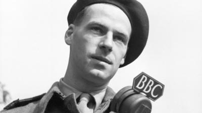 A 91ȱ war correspondent with a 91ȱ microphone.