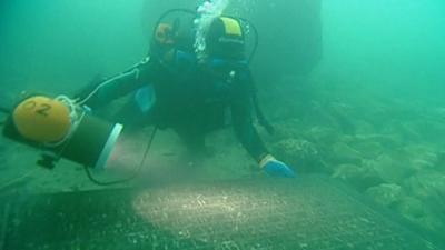 Divers discovering the artefacts