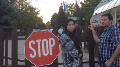 Sawsan Alnaser waiting, on 27 August 2015, outside Hungary's migration camp in Bicske to be reunited with her cousin Abdullah, a Syrian migrant inside