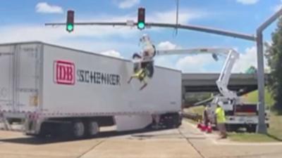 A lorry hitting a worker in an aerial lift
