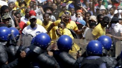 South African police fire stun grenades at student demo