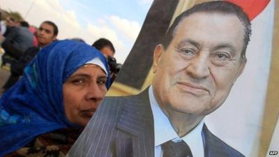 Egyptian woman kisses poster of Hosni Mubarak (file photo)