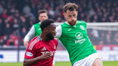  Aberdeen's Shayden Morris and Hibernian's Jack Iredale 