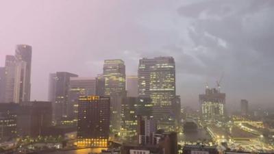 Skies lit up as storm hits Canary Wharf 