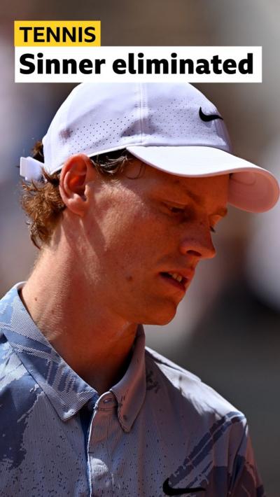 Jannik Sinner wears a white cap on head 