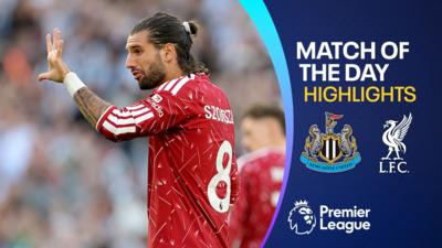 Dominik Szoboszlai holding his hand up