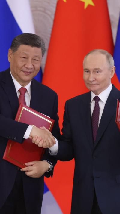 Xi and Putin shaking hands