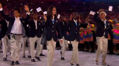 Refugees team enters Maracana