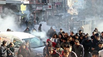Kurdish protestors clash with Turkish police on 22 December 2015