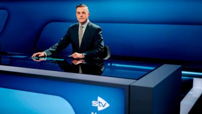 Tormod MacLeòid ann an stiùidio STV
