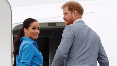 Meghan and Harry enter plane to depart from Tonga