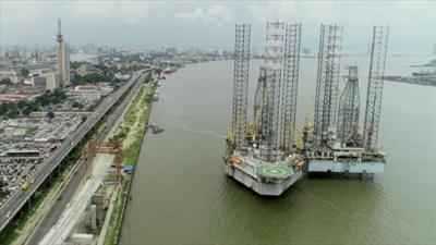 drilling rig in harbour