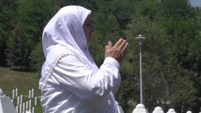 Hatidza Mehmedovic praying in the cemetery