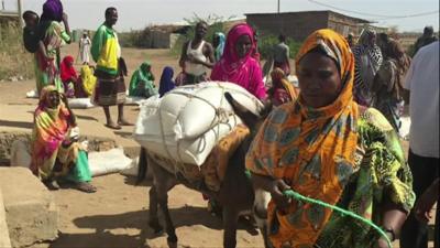 people getting food aid