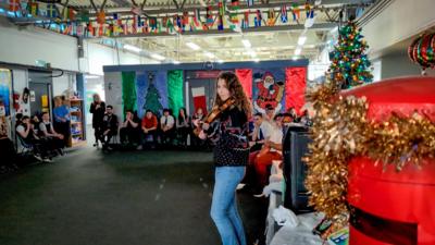Fìdhlear a' cluich aig cèilidh
