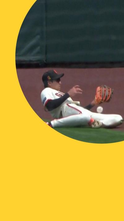 Jung Hoo Lee makes unorthodox catch with his knees