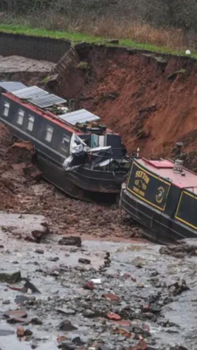 Two narrowboats at the bottom of a hole