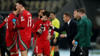 Craig Bellamy talks to Wales' Neco Williams