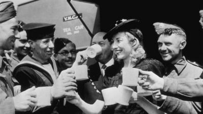 Dame Vera Lynn having tea with servicemen