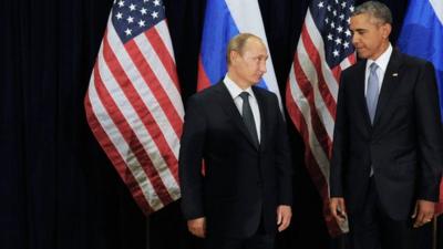 Russian president Vladimir Putin (l) looks at US president Barack Obama (r) as the two leaders pose for cameras at the UN