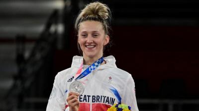 Lauren Williams holds her silver medal